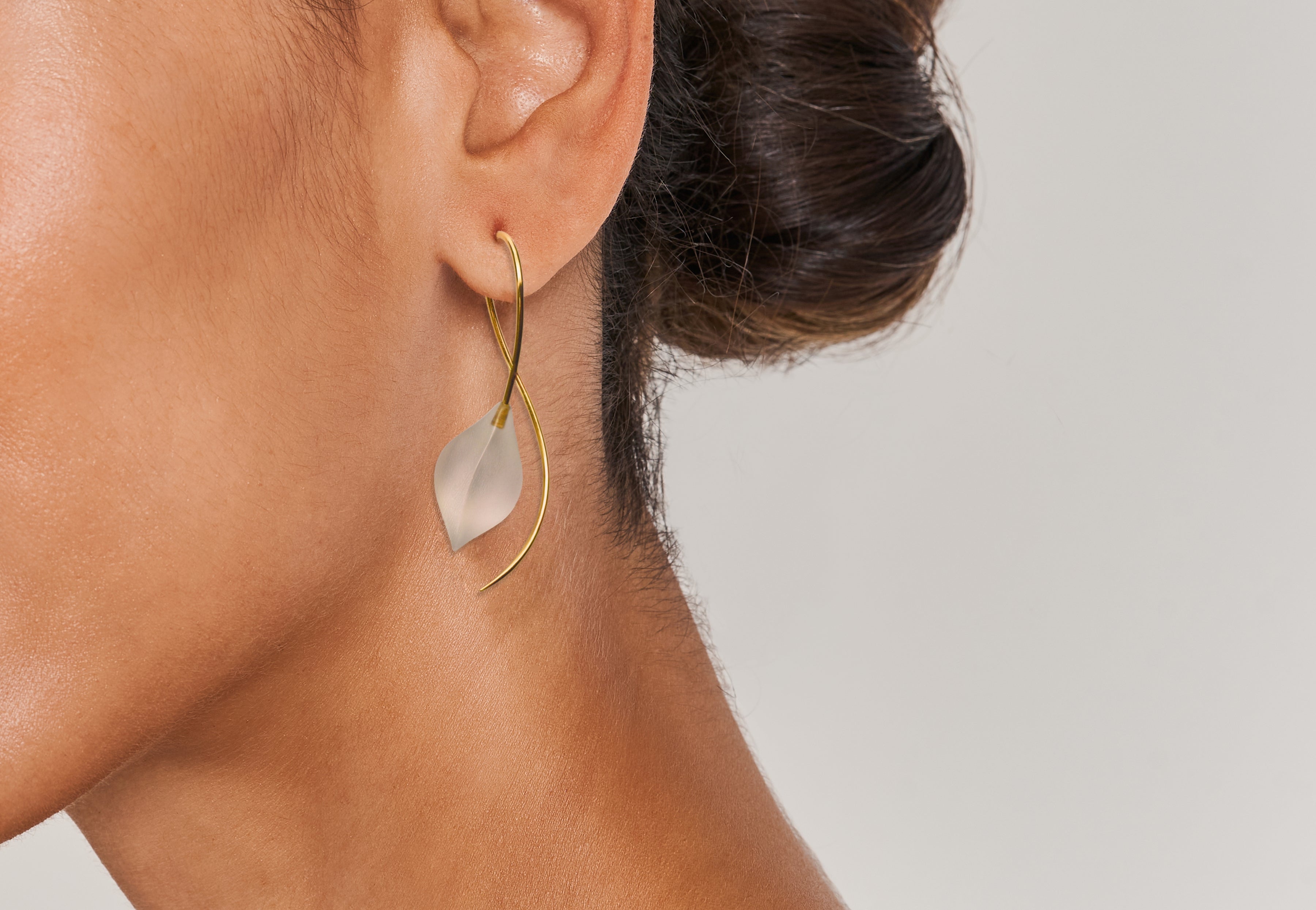 18ct Yellow Gold Carved Frosted Quartz Drop Earrings