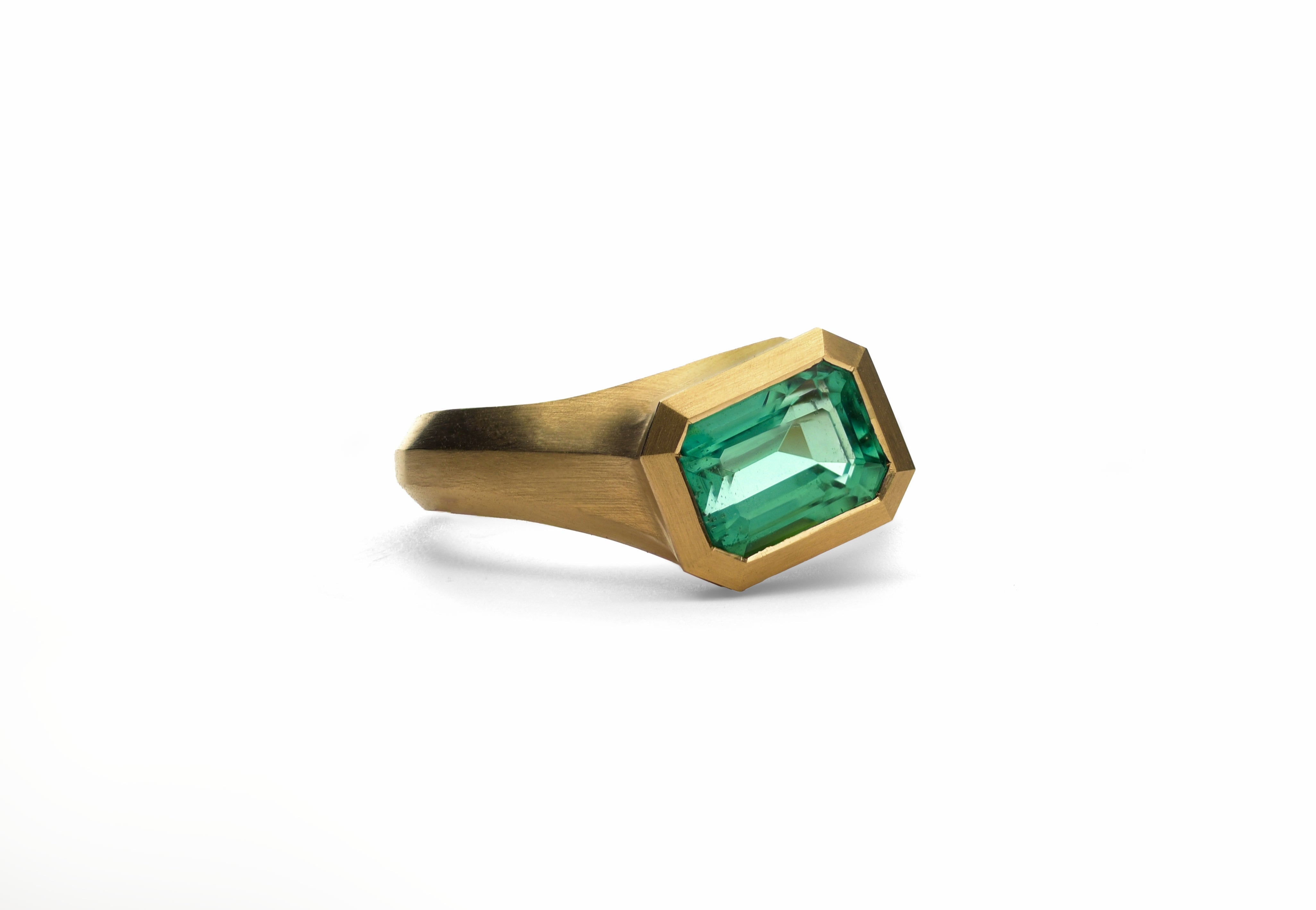 18ct Yellow Gold Mint Emerald Arris Ring