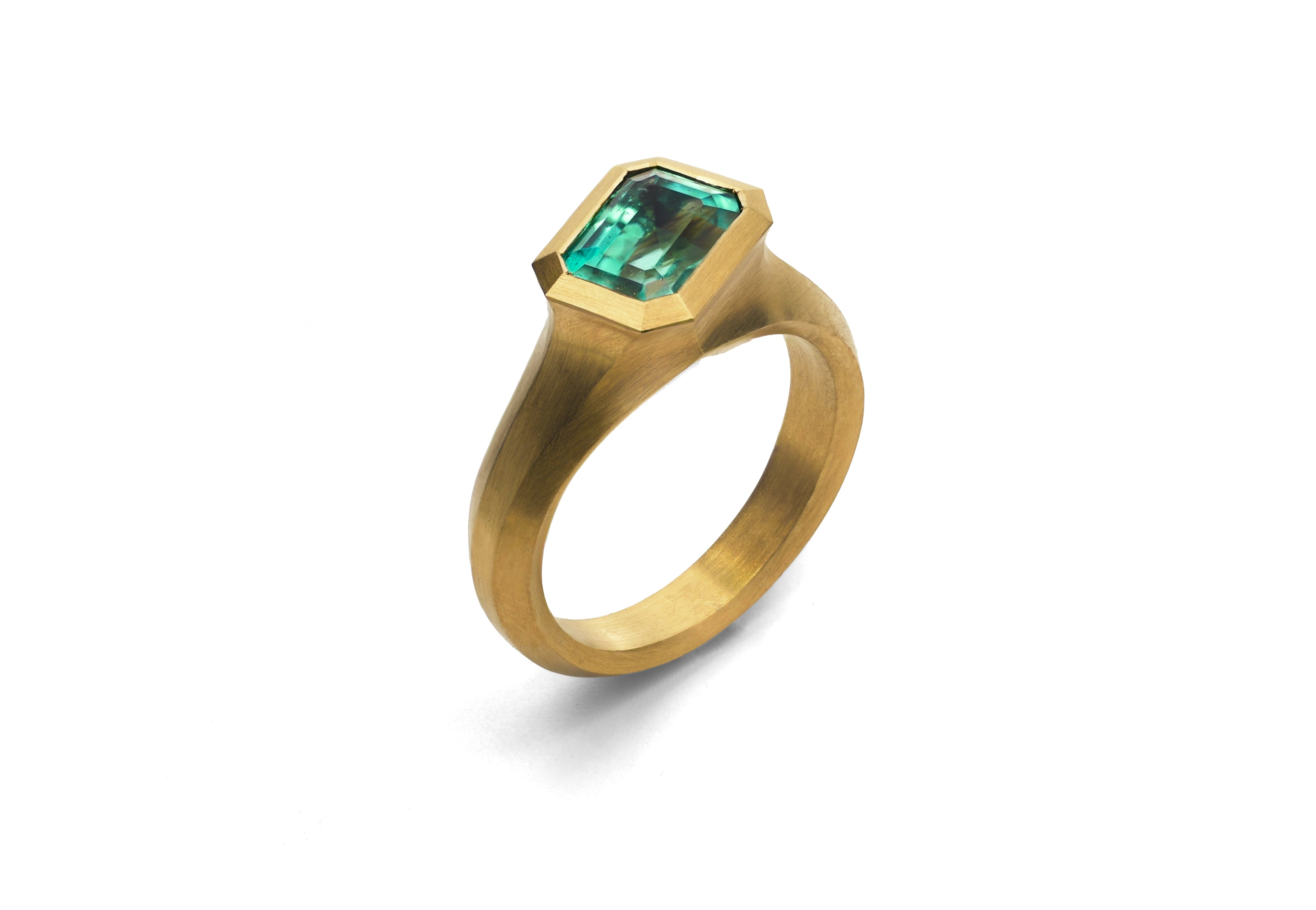 18ct Yellow Gold Mint Emerald Arris Ring