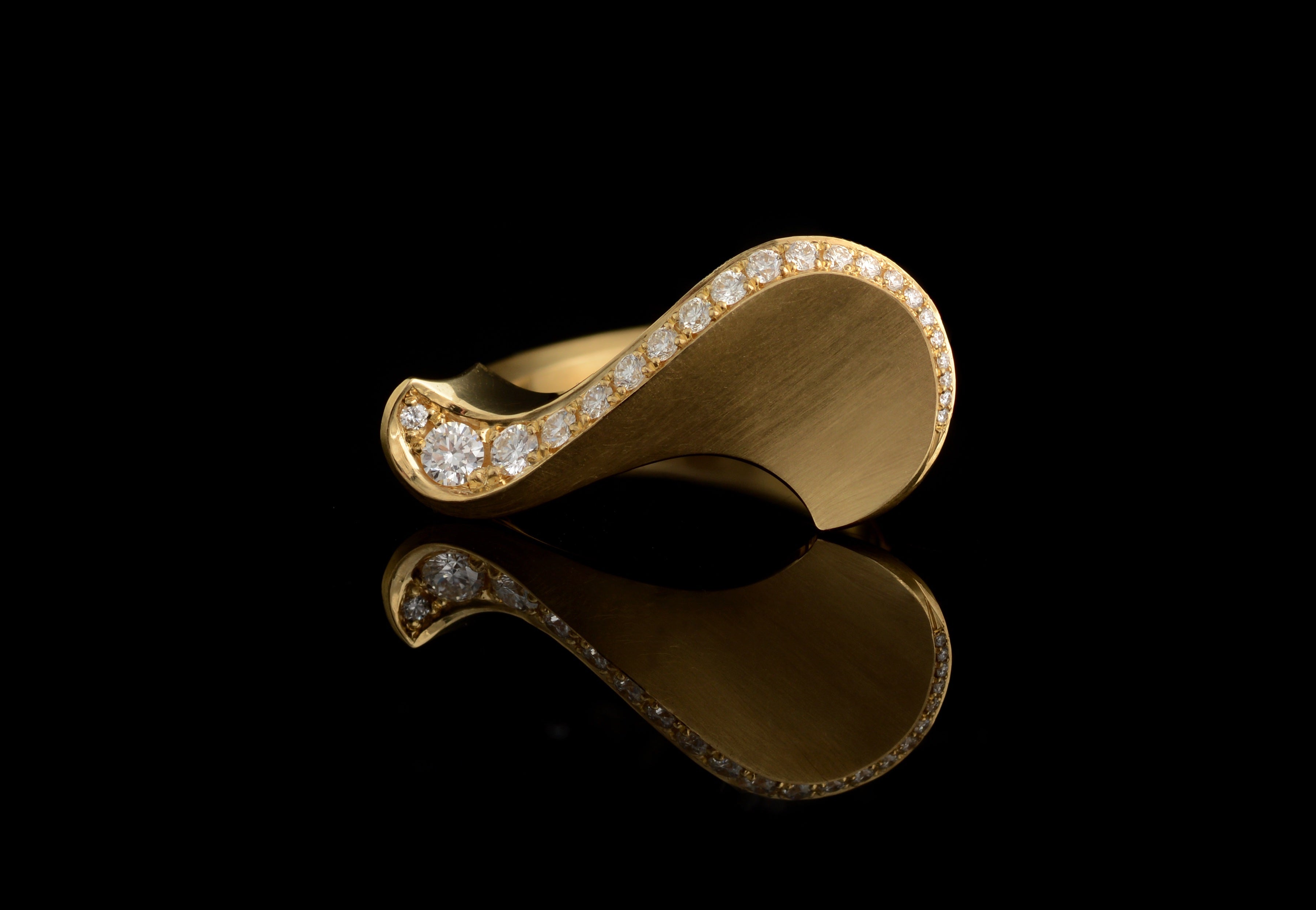 Sigma ring in 18ct yellow gold and tapering diamonds.