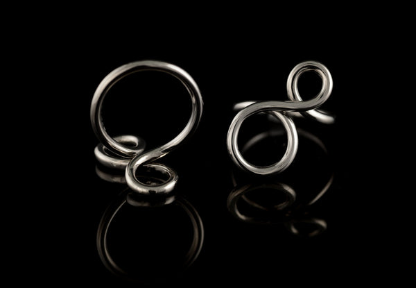 White gold wire figure-of-eight cocktail ring