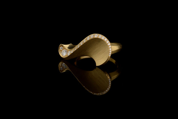 Sigma: Carved 18ct gold arris ring with pave white diamonds