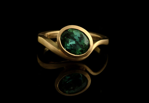 Oval African green tourmaline and yellow gold Balance ring