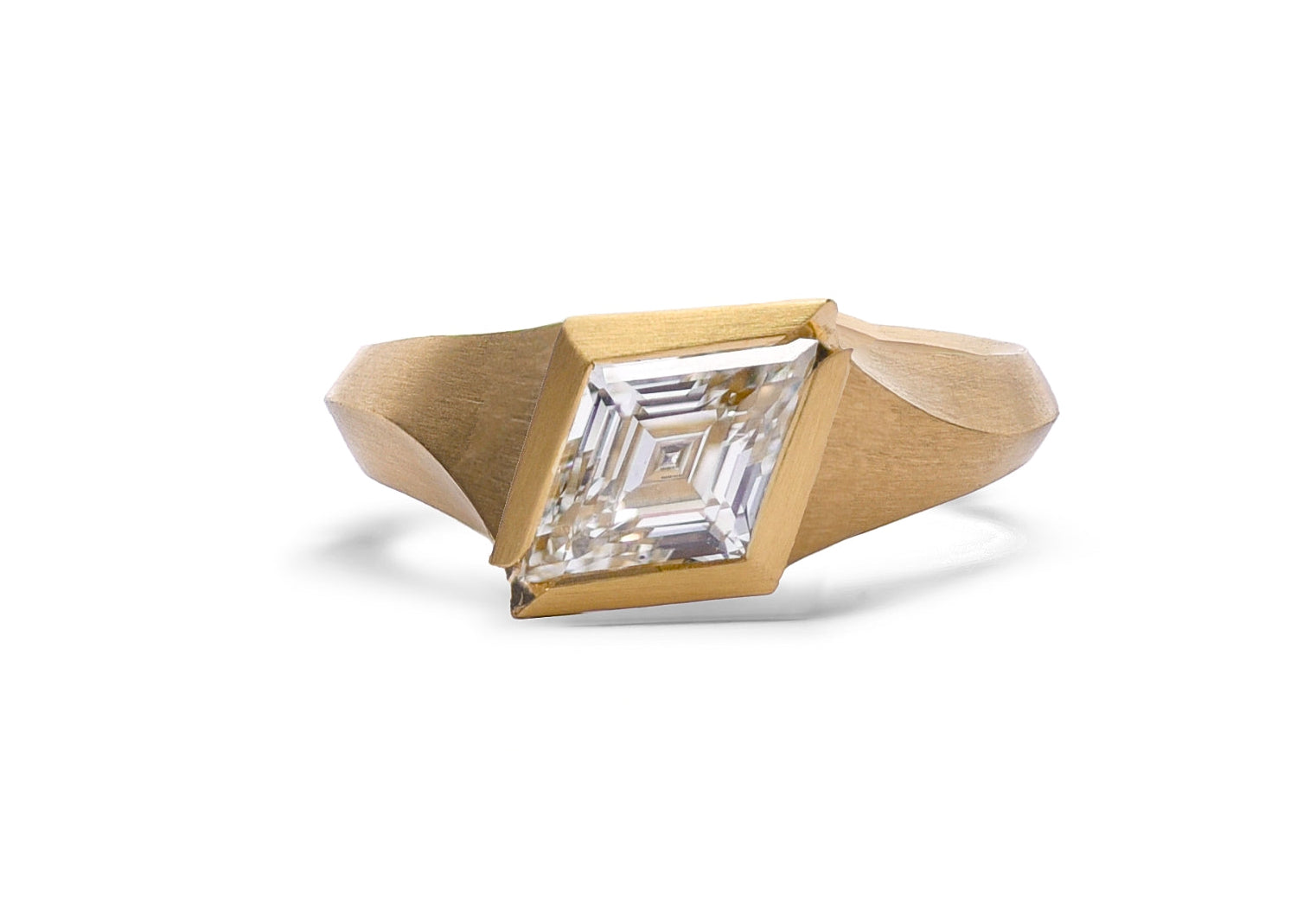 18ct Yellow Gold White Diamond Kite Aegis Ring
