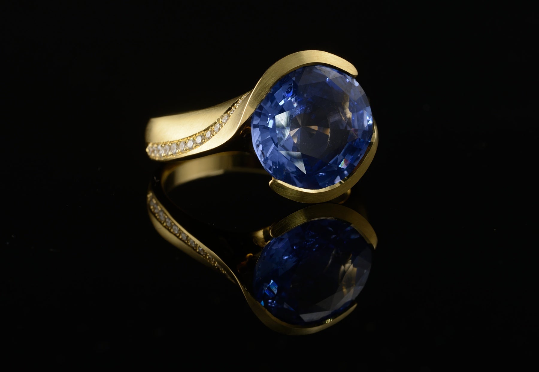 Arris blue sapphire and white diamond yellow gold ring