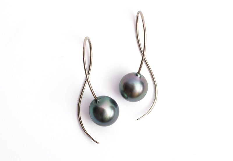18 carat white gold earrings with tahitian pearls