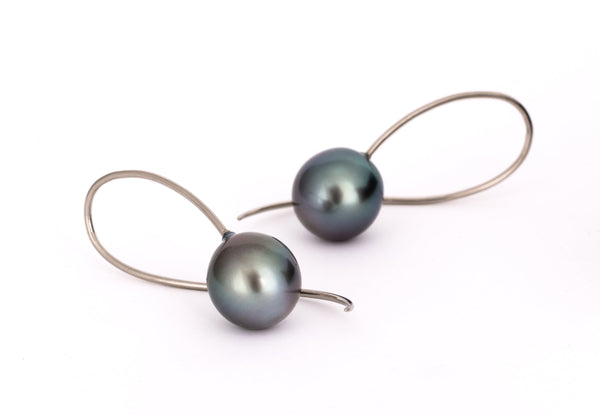 18 carat white gold earrings with tahitian pearls