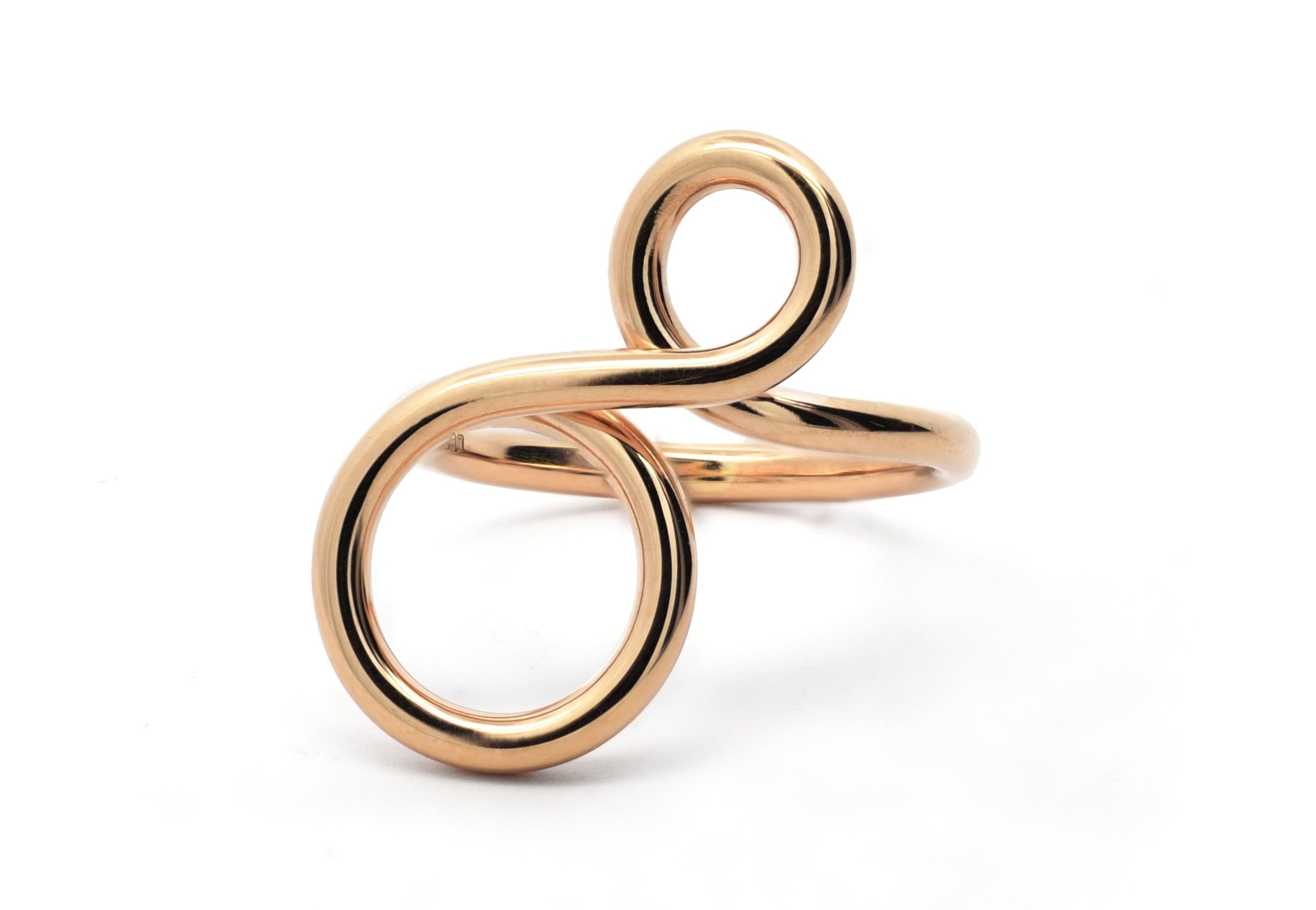 18 carat gold looping figure eight ring