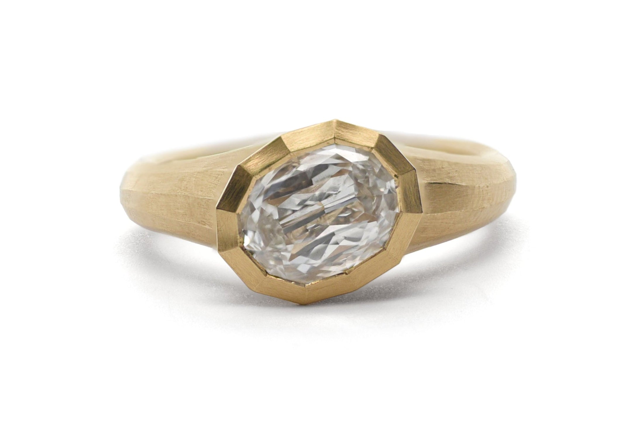 18ct Yellow Gold Oval Diamond Arris Ring