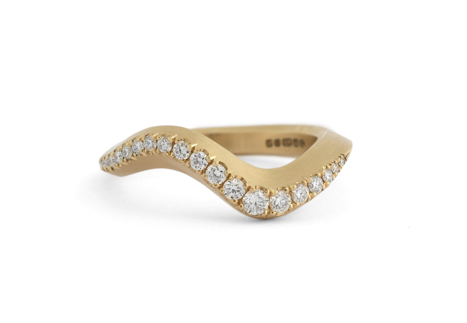 Arris carved white diamond castelle set yellow gold wedding ring
