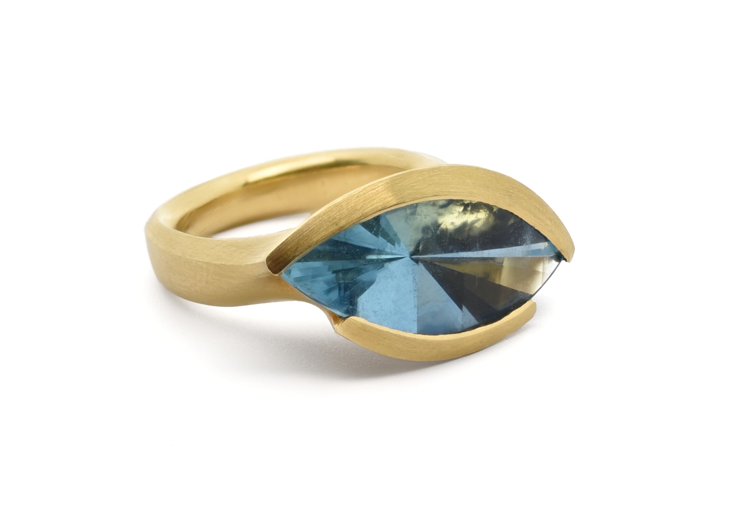 Carved yellow gold and aquamarine ring