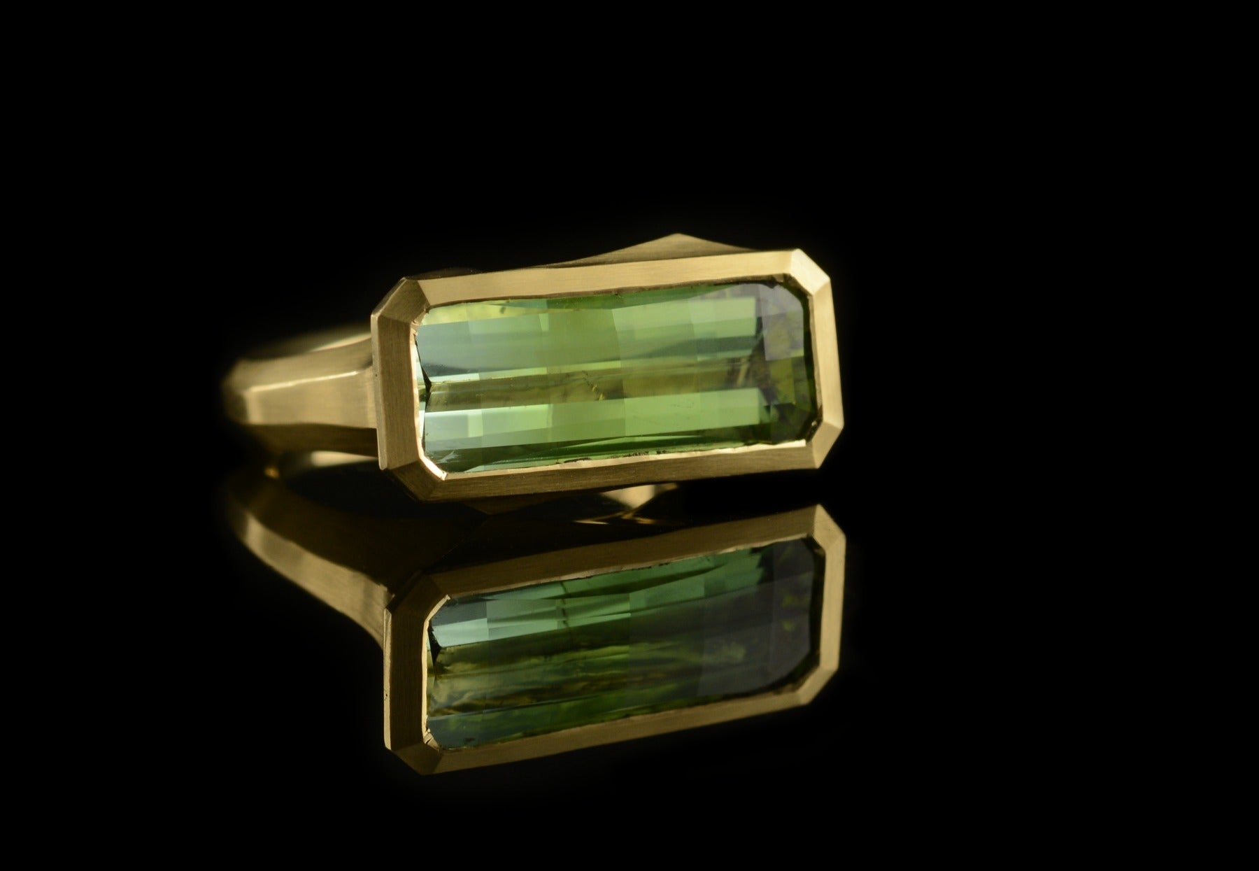 Arris green tourmaline yellow gold ring
