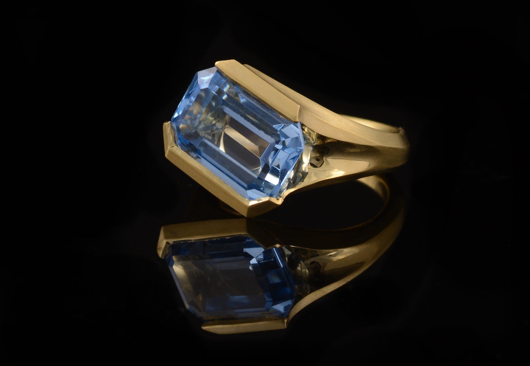 Arris blue spinel yellow gold ring