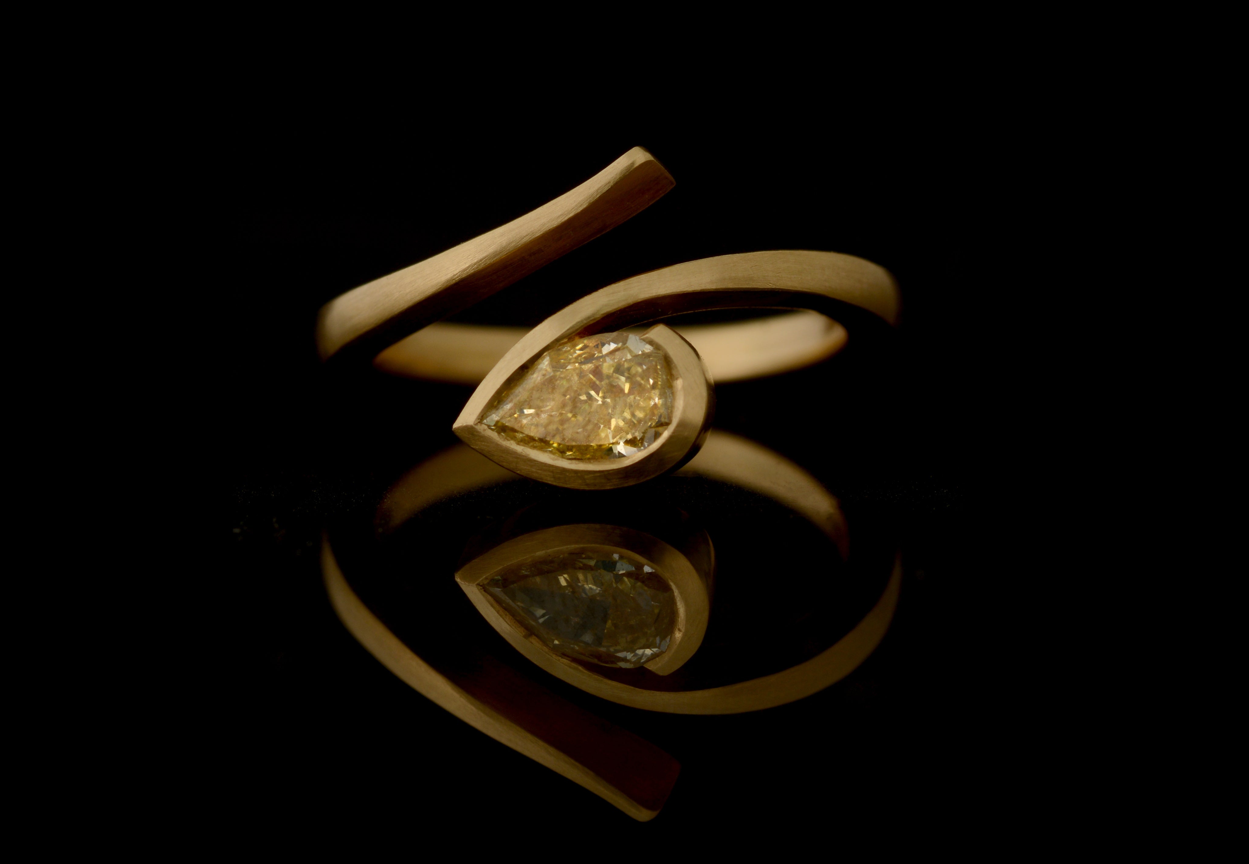 18ct Yellow Gold Yellow Diamond Twist Ring