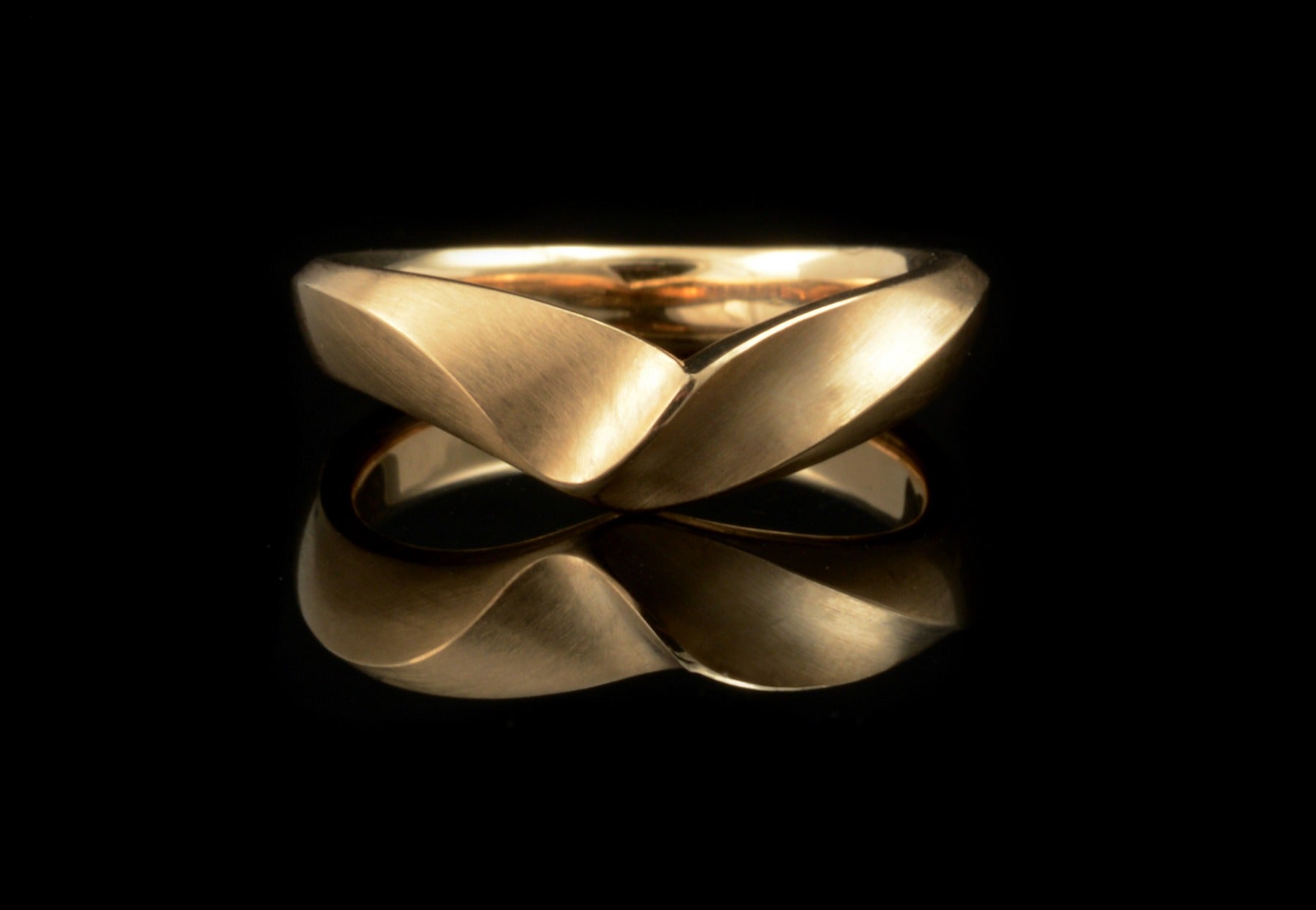 Carved fitted rose gold wedding ring