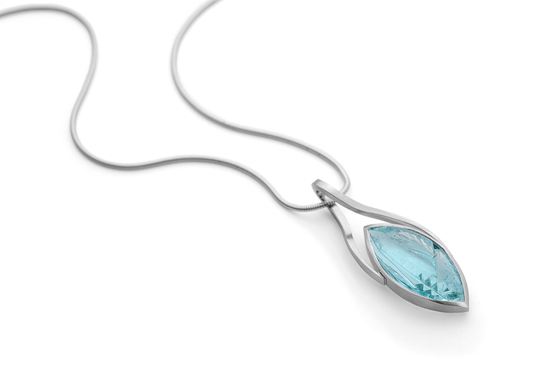 Aquamarine and white gold pendant