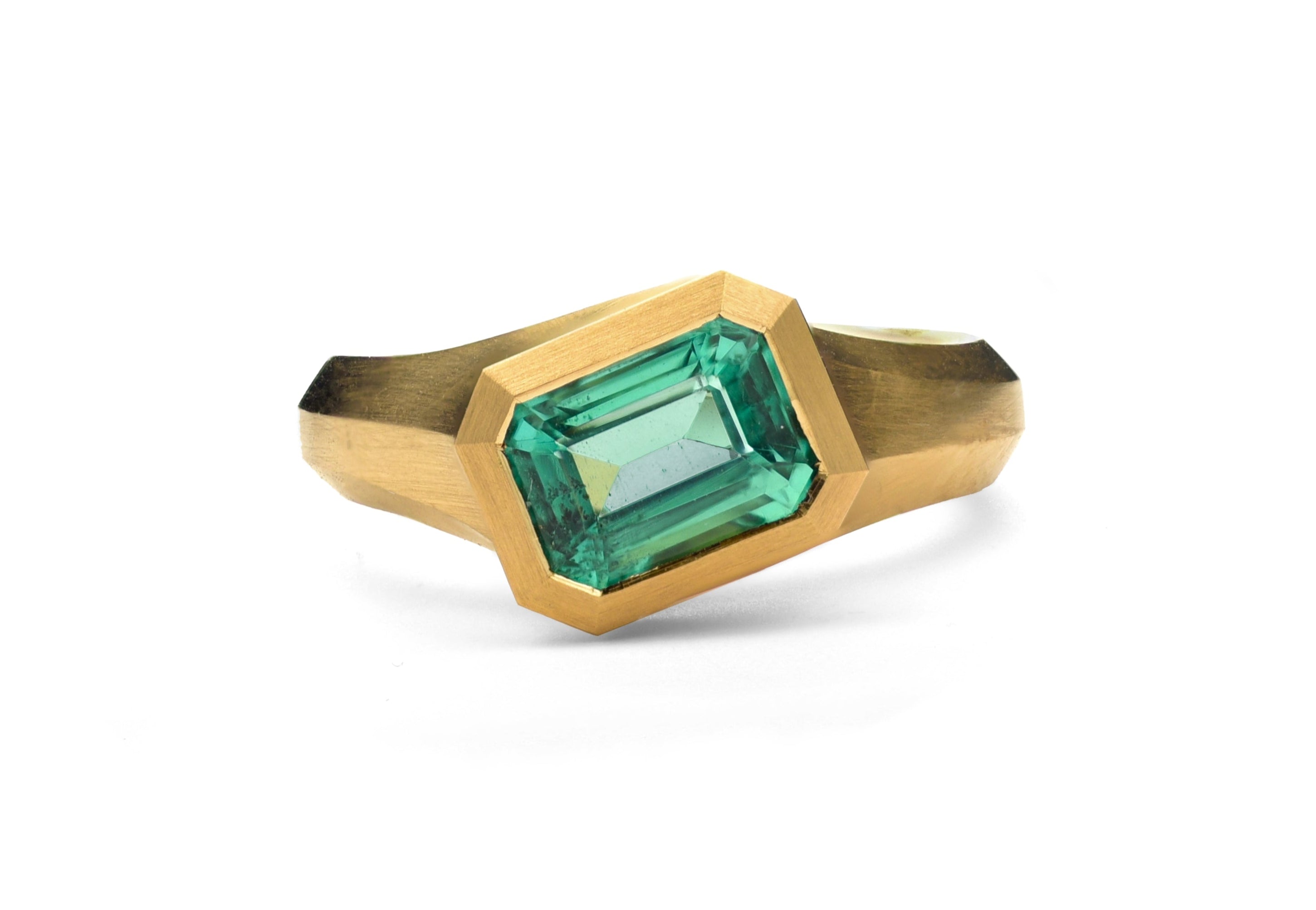 18ct Yellow Gold Mint Emerald Arris Ring
