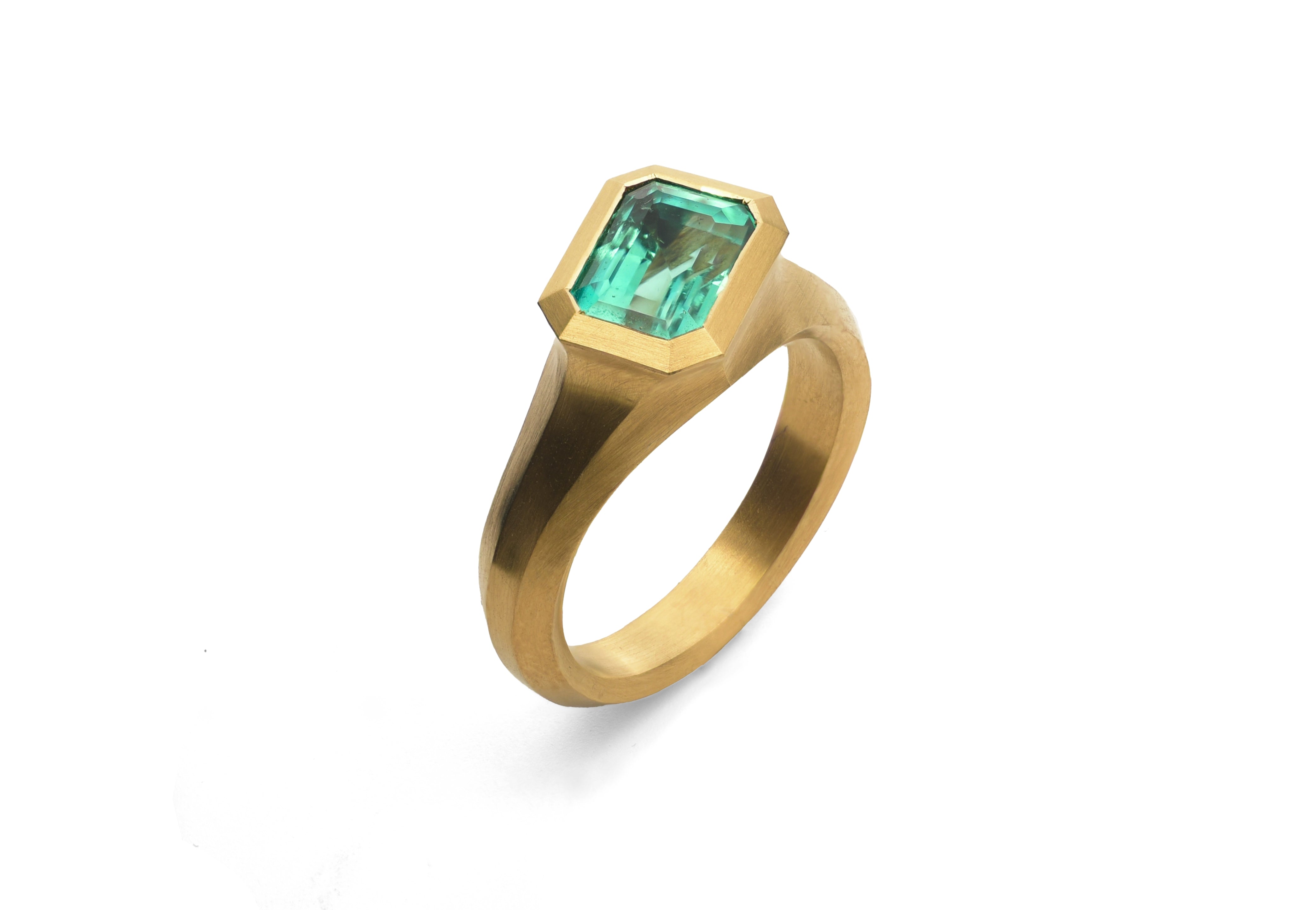 18ct Yellow Gold Mint Emerald Arris Ring