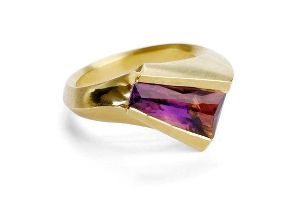 18ct yellow gold carved ring set with amethyst