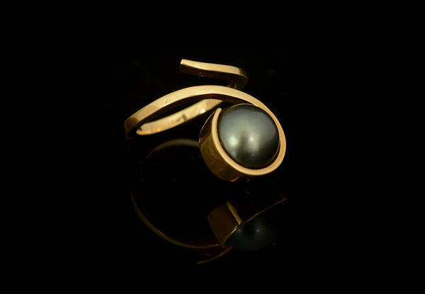 Yellow gold and Tahitian pearl Twist ring
